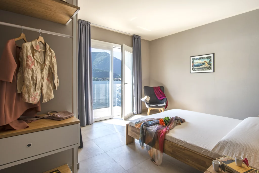Foto appartamento Acqua d'Ocalée, dettaglio camera da letto con vista lago